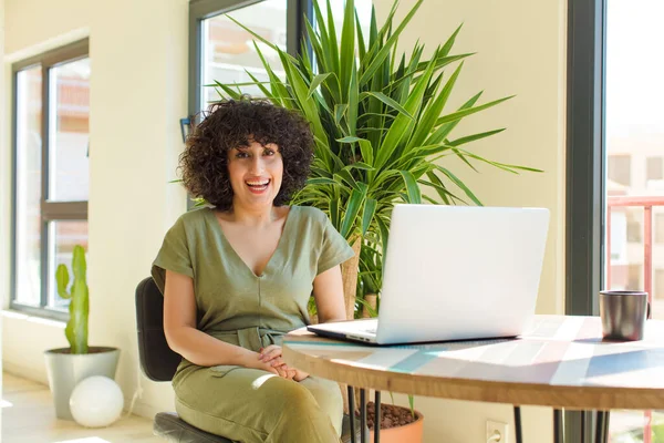 Jeune Femme Arabe Travaillant Maison Avec Ordinateur Portable — Photo