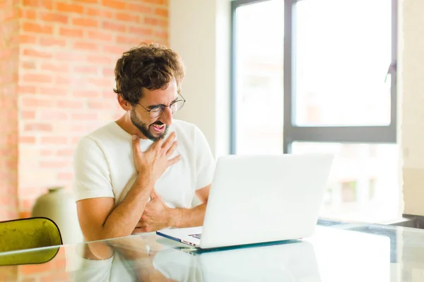 Jonge Bebaarde Man Met Een Laptop Lachen Hardop Een Hilarische — Stockfoto