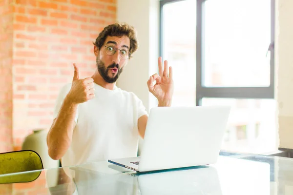 Junger Bärtiger Mann Mit Laptop Der Sich Glücklich Erstaunt Zufrieden — Stockfoto