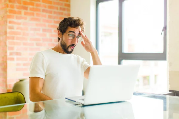 Giovane Uomo Barbuto Con Computer Portatile Cercando Felice Stupito Sorpreso — Foto Stock