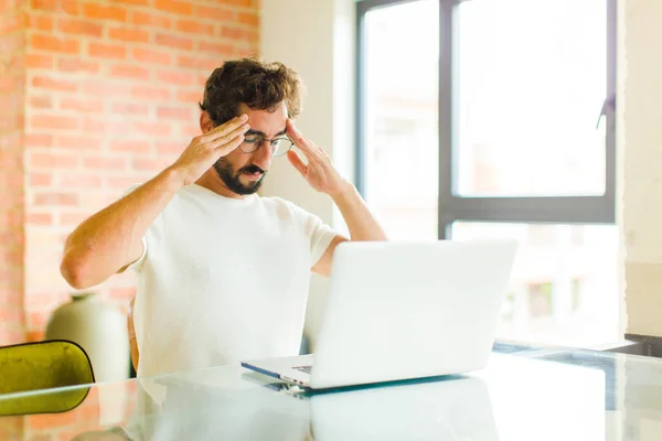 Jonge Bebaarde Man Met Een Laptop Die Geconcentreerd Attent Geïnspireerd — Stockfoto