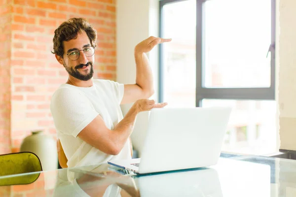 Jovem Barbudo Com Laptop Sorrindo Sentindo Feliz Positivo Satisfeito Segurando — Fotografia de Stock