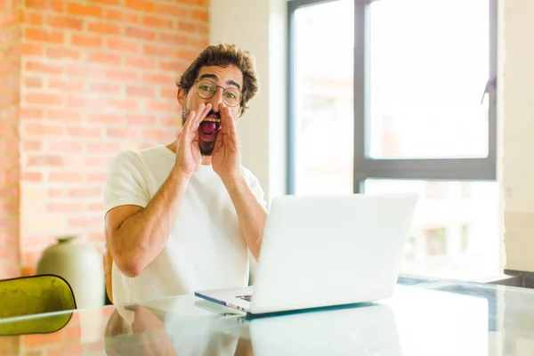 Joven Barbudo Con Portátil Sintiéndose Feliz Emocionado Positivo Dando Gran — Foto de Stock