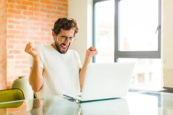 Jovem Barbudo Homem Com Laptop Olhando Extremamente Feliz Surpreso Celebrando — Fotografia de Stock