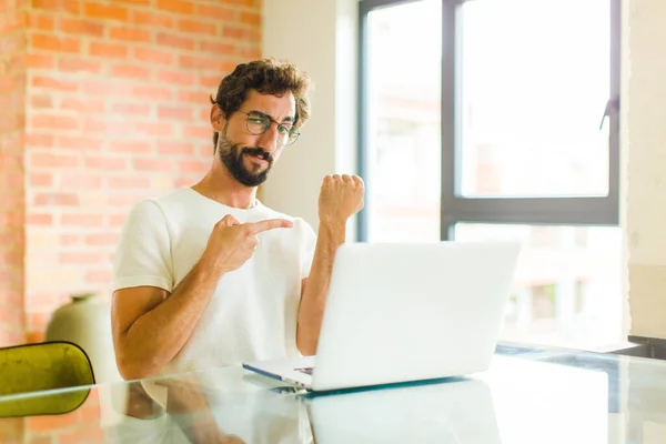 Junger Bärtiger Mann Mit Laptop Der Ungeduldig Und Wütend Auf — Stockfoto