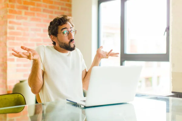 Young Bearded Man Laptop Feeling Clueless Confused Having Idea Absolutely — Fotografia de Stock