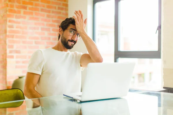 Jonge Bebaarde Man Met Een Laptop Die Paniek Raakt Een — Stockfoto