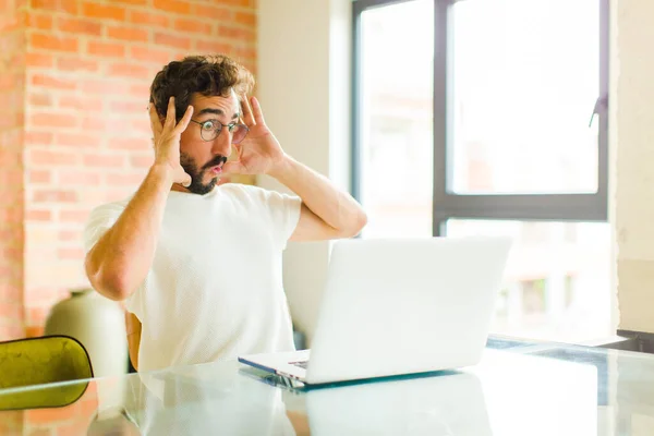 Junger Bärtiger Mann Mit Laptop Und Offenem Mund Entsetzt Und — Stockfoto