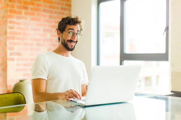 Jong Bebaarde Man Met Een Laptop Kijken Gelukkig Gek Met — Stockfoto