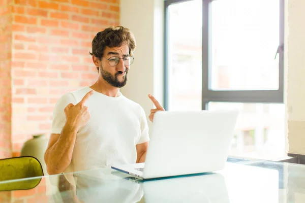 Junger Bärtiger Mann Mit Laptop Mit Schlechter Haltung Der Stolz — Stockfoto