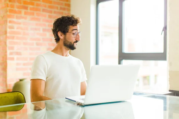 Jonge Man Met Een Baard Met Een Laptop Zich Afvragend — Stockfoto