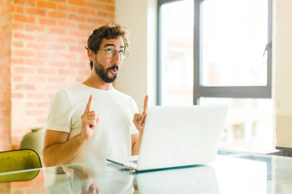 Ung Skäggig Man Med Laptop Känsla Awed Och Öppen Mun — Stockfoto