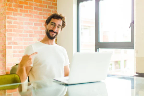 Jovem Barbudo Homem Com Laptop Olhando Orgulhoso Confiante Feliz Sorrindo — Fotografia de Stock
