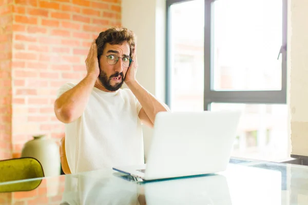 Junger Bärtiger Mann Mit Laptop Der Unangenehm Schockiert Verängstigt Oder — Stockfoto