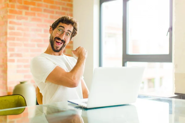 Joven Barbudo Con Portátil Sintiéndose Feliz Positivo Exitoso Motivado Cuando — Foto de Stock