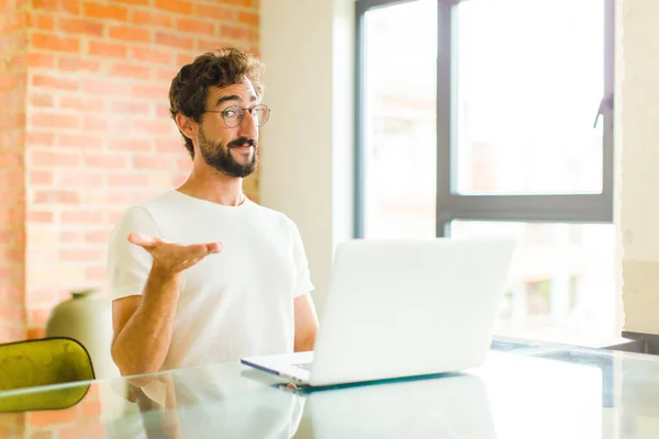 Junger Bärtiger Mann Mit Laptop Der Sich Glücklich Fühlt Und — Stockfoto