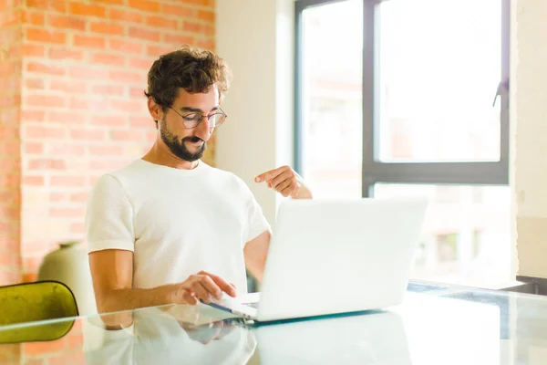 Jonge Bebaarde Man Met Een Laptop Die Vrolijk Nonchalant Glimlacht — Stockfoto