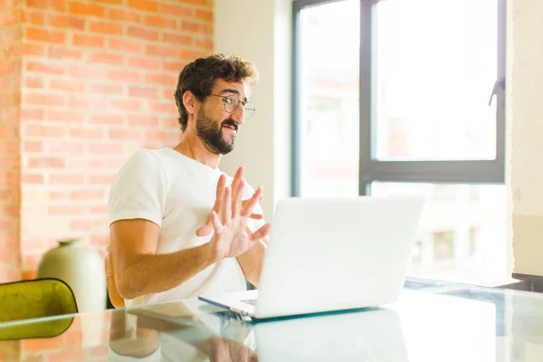 Ung Skäggig Man Med Laptop Känsla Äcklad Och Illamående Backar — Stockfoto