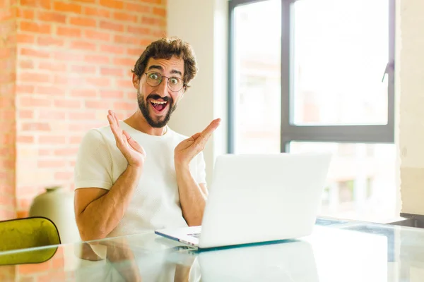 Jovem Barbudo Com Laptop Sentindo Chocado Animado Rindo Surpreso Feliz — Fotografia de Stock