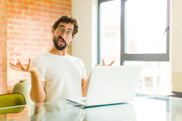 Young Bearded Man Laptop Shrugging Dumb Crazy Confused Puzzled Expression — Φωτογραφία Αρχείου