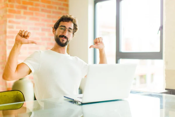 Junger Bärtiger Mann Mit Laptop Der Stolz Arrogant Und Selbstbewusst — Stockfoto