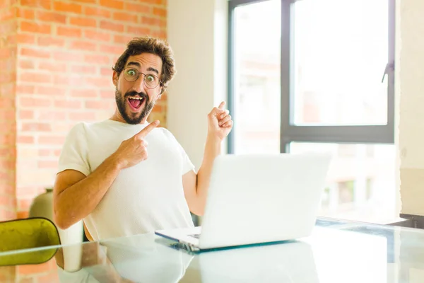 Joven Barbudo Con Portátil Sintiéndose Alegre Sorprendido Sonriendo Con Una — Foto de Stock