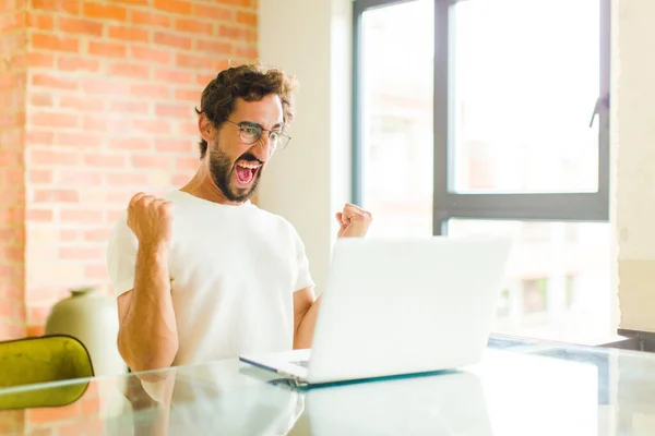 Jovem Barbudo Homem Com Laptop Gritando Agressivamente Com Uma Expressão — Fotografia de Stock