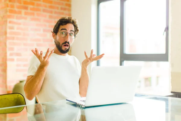 Jonge Bebaarde Man Met Een Laptop Die Zich Extreem Geschokt — Stockfoto