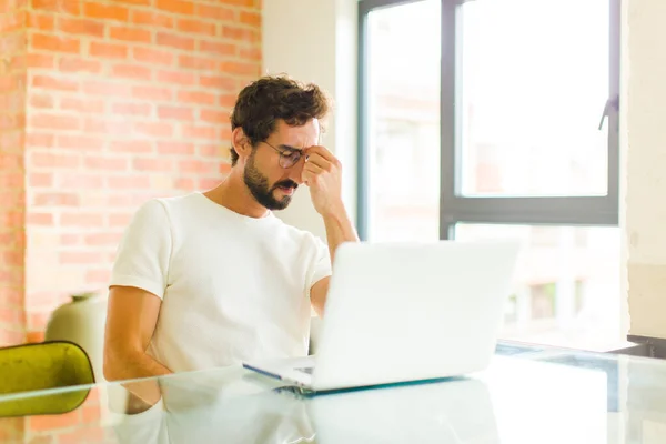 Fiatal Szakállas Férfi Laptop Érzés Stresszes Boldogtalan Frusztrált Megható Homlok — Stock Fotó