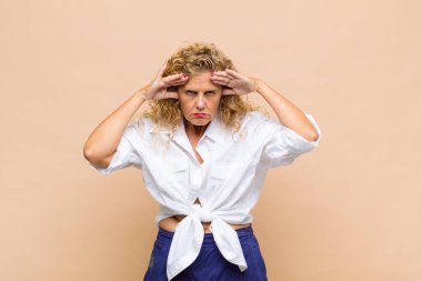 Orta yaşlı bir kadın konsantre olmuş, düşünceli ve ilham verici, beyin fırtınası yapıyor ve hayal kuruyor.