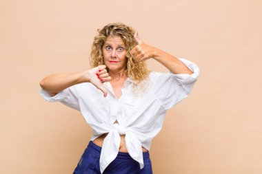 Orta yaşlı bir kadın kafası karışık, bilgisiz ve kararsız hissediyor. İyi ve kötü seçenekleri farklı seçeneklerde tartıyor.