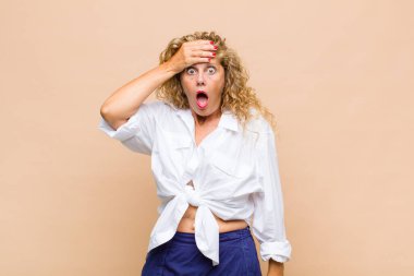 Orta yaşlı bir kadın unutulmuş bir süre için panikliyor, stresli hissediyor, bir pisliği örtbas etmek zorunda kalıyor veya hata yapıyor.