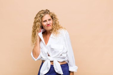 Orta yaşlı bir kadın neşeli ve kendinden emin bir şekilde gülüyor.