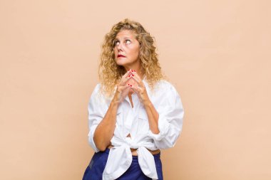 Orta yaşlı kadın entrikalar ve komplolar kuruyor, hilekârlık ve aldatmaca düşünüyor, kurnazlık ve ihanet.