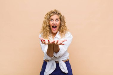 Orta yaşlı kadın umutsuz ve sinirli görünüyor, stresli, mutsuz ve sinirli, bağırıyor ve çığlık atıyor.