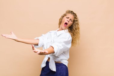 Orta yaşlı bir kadın opera yapıyor ya da konserde şarkı söylüyor. Romantik, sanatsal ve tutkulu.