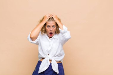 Orta yaşlı bir kadın dehşete kapılmış ve şok olmuş hissediyor. Bir hata yüzünden el ele tutuşup panikliyor.