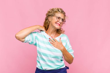 Orta yaşlı bir kadın stresli, endişeli, yorgun ve hayal kırıklığına uğramış, gömleğini çekmiş, sorunlu görünüyor.