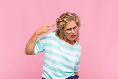 Orta yaşlı bir kadın kafası karışık ve şaşkın hissediyor. Deli, deli ya da aklını kaçırmış olduğunu gösteriyor.