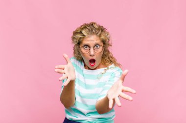 Orta yaşlı bir kadın kendini mutlu, şaşkın, şanslı ve şaşırmış hissediyor. İnanılmaz!