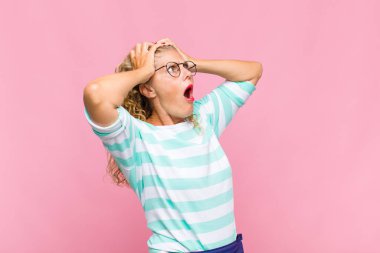 Orta yaşlı, ağzı açık bir kadın korkunç ve şok olmuş görünüyor. Korkunç bir hata yüzünden, el ele tutuşuyor.