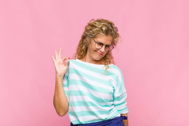 Orta yaşlı bir kadın kibirli, başarılı, pozitif ve gururlu görünüyor.