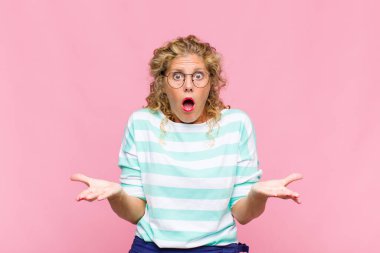 Orta yaşlı bir kadın inanılmaz bir sürprizle şaşkın ve şaşkın.