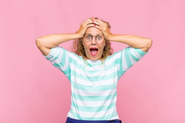 Orta yaşlı kadın mutlu, kaygısız, arkadaş canlısı ve rahat görünüyor. Hayattan ve başarıdan keyif alıyor, olumlu bir tavırla.