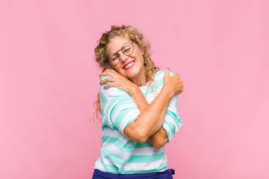 Orta yaşlı bir kadın aşık oluyor, gülümsüyor, sarılıyor ve kendine sarılıyor, bekar kalıyor, bencil ve benmerkezci oluyor.