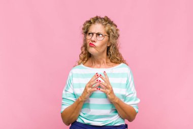 Orta yaşlı kadın entrikalar ve komplolar kuruyor, hilekârlık ve aldatmaca düşünüyor, kurnazlık ve ihanet.