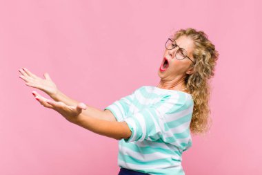 Orta yaşlı bir kadın opera yapıyor ya da konserde şarkı söylüyor. Romantik, sanatsal ve tutkulu.