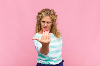 Orta yaşlı bir kadın mutlu, başarılı ve kendinden emin hissediyor, bir meydan okumayla karşı karşıya ve 