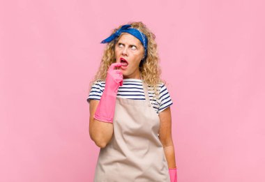 Şaşırmış, gergin, endişeli ya da korkmuş bakışları olan orta yaşlı bir kadın.