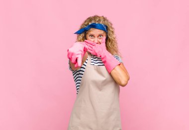 Orta yaşlı kadın sana gülüyor, kamerayı işaret ediyor ve seninle dalga geçiyor ya da seninle alay ediyor.